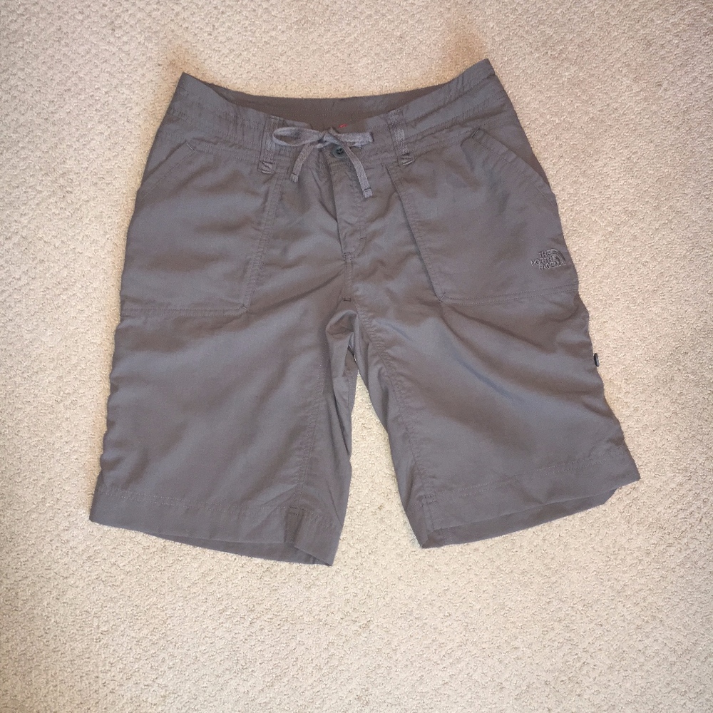 North Face Women's Cargo Shorts (Size 4)